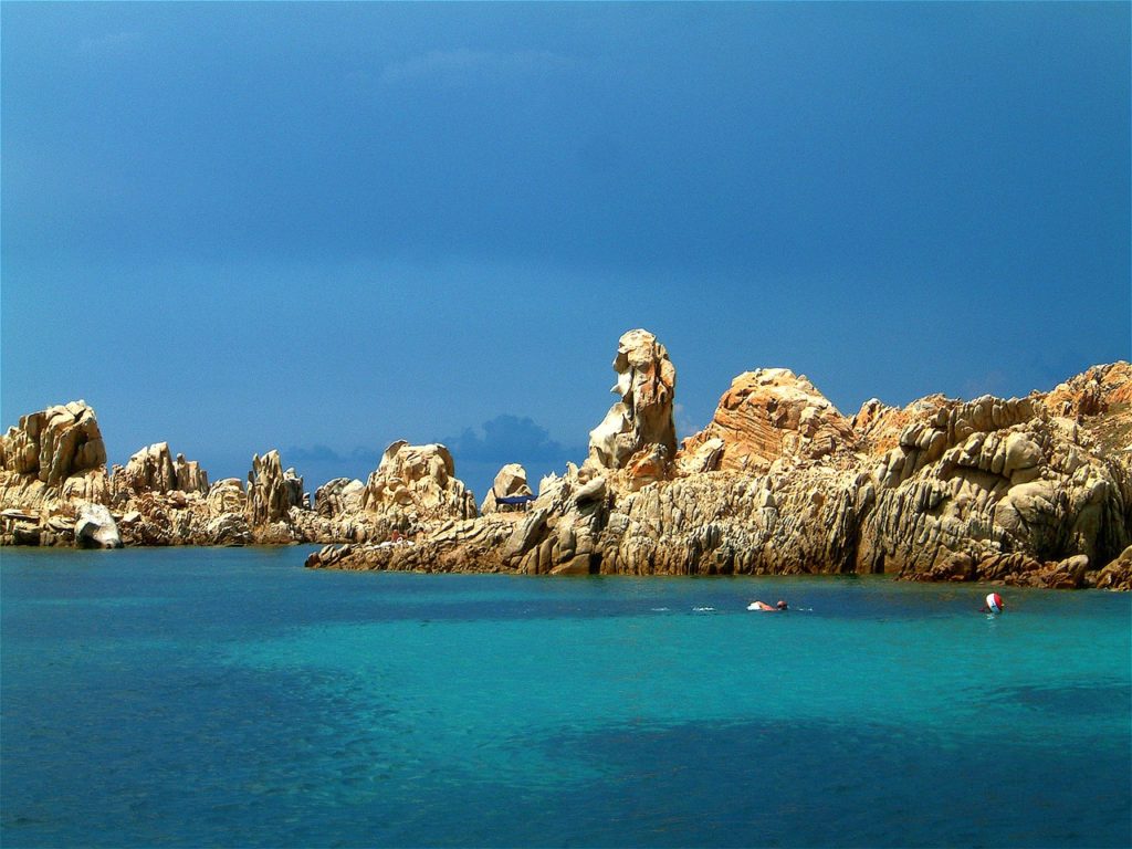 Costa Smeralda (Zdroj: https://pixabay.com/en/sardinia-isola-razzoli-1695974/)