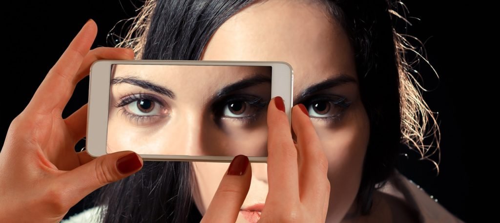 Líčenie hnedých očí (Zdroj: https://pixabay.com/en/smartphone-face-woman-eyes-view-1445448/)