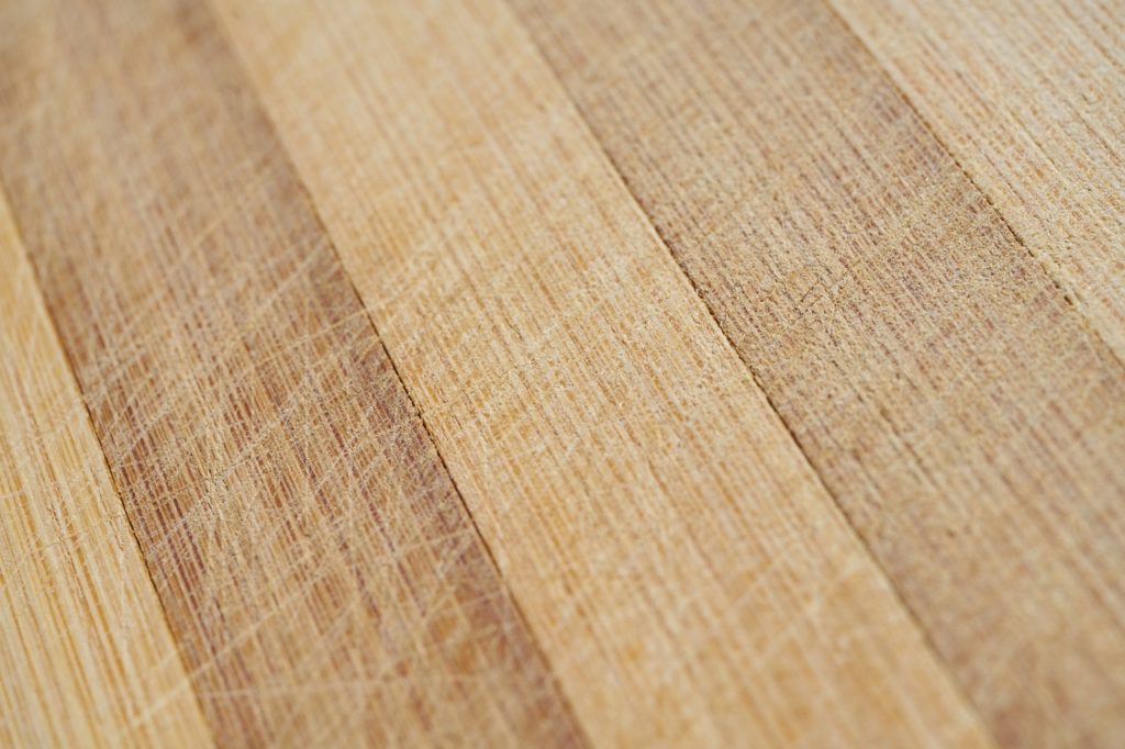 Drevená podlaha (Zdroj: https://pixabay.com/en/wood-fibre-boards-abstract-decor-2728964/)