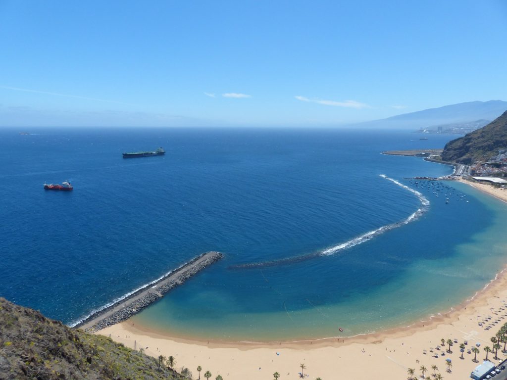 Tenerife (ZDroj: https://pixabay.com/en/beach-water-sea-coast-sand-beach-406434/)