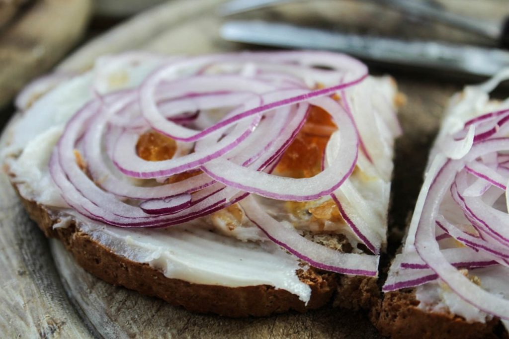 Chlieb s bravčovou masťou (Zdroj: https://pixabay.com/en/lard-bread-sandwich-bread-snack-1263786/)