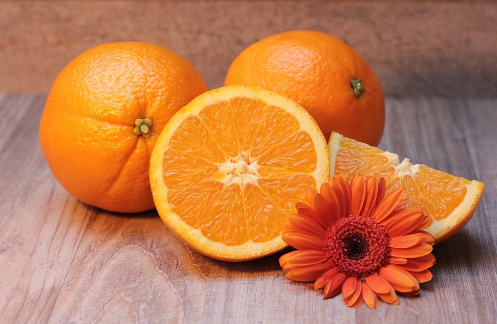 Pomaranče (Zdroj: https://pixabay.com/en/orange-citrus-fruit-fruit-healthy-1995056/)