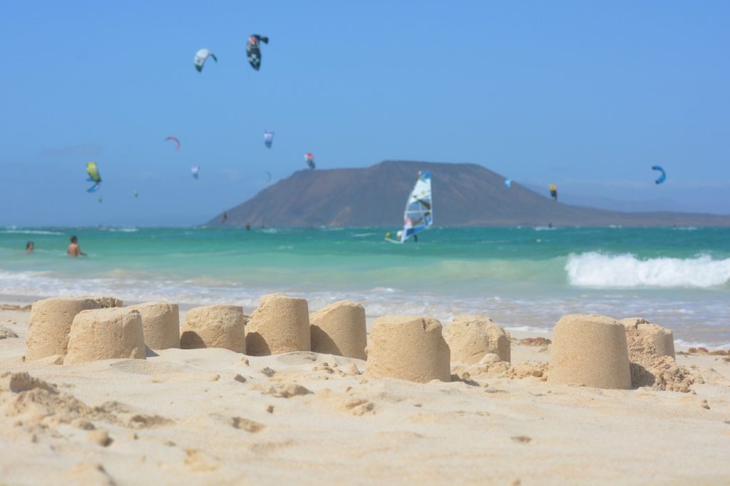 Fuerteventura (Zdroj: https://pixabay.com/en/sand-castle-holiday-nature-sea-421483/)