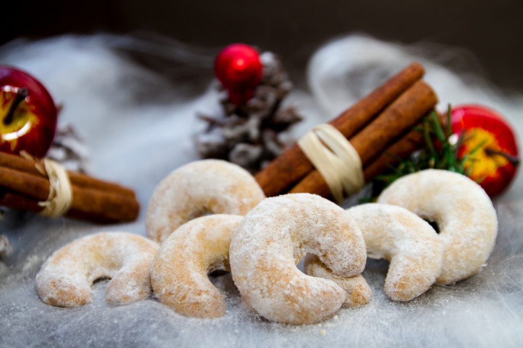 Vanilkové rožky (Zdroj: https://pixabay.com/en/christmas-vanillekipferl-cookies-3005464/)