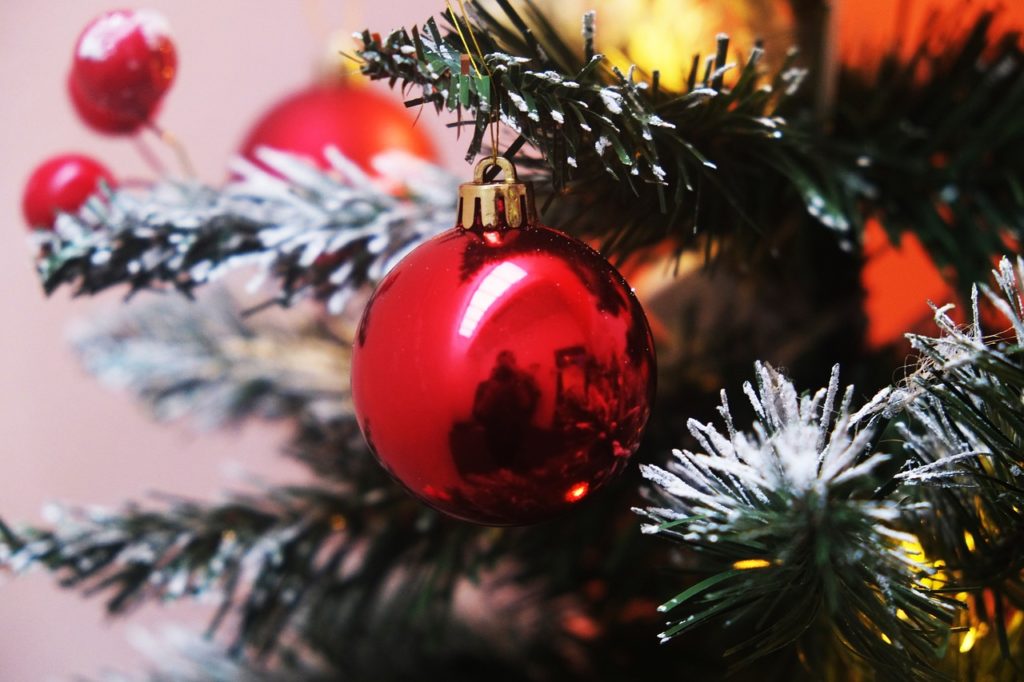 Zdobenie vianočného stromčeka (Zdroj: https://pixabay.com/en/christmas-bauble-christmas-red-1103518/)